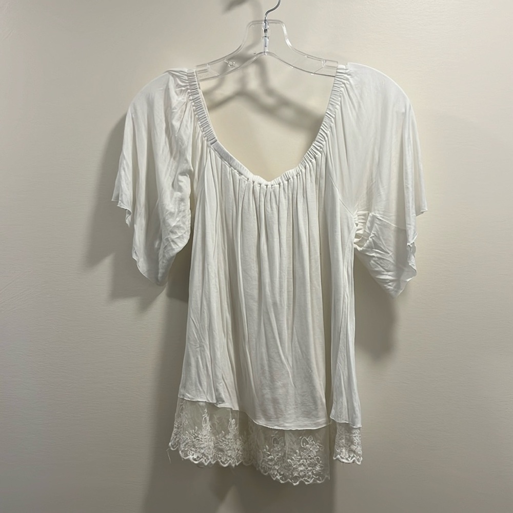 Womens off the shoulder elastic top. Lace trim.